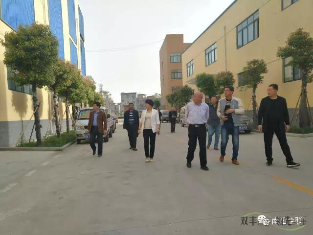 評(píng)審委員會(huì)有關(guān)專(zhuān)家深入南陽(yáng)市雙豐印務(wù)有限公司調(diào)研