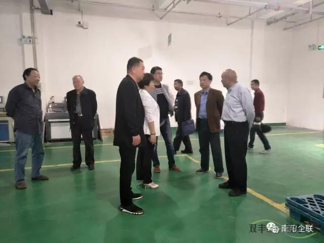 評(píng)審委員會(huì)有關(guān)專(zhuān)家深入南陽(yáng)市雙豐印務(wù)有限公司生產(chǎn)車(chē)間參觀(guān)調(diào)研