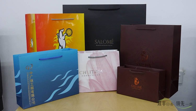 	手提袋印刷作為企業(yè)宣傳，品牌擴(kuò)大影響力的一個(gè)重要媒介，每個(gè)企業(yè)的營銷部都非常熟悉，一年要都要制作很多批次，每次活動，促銷都要制作，在南陽，哪家手提袋印刷專業(yè)呢？